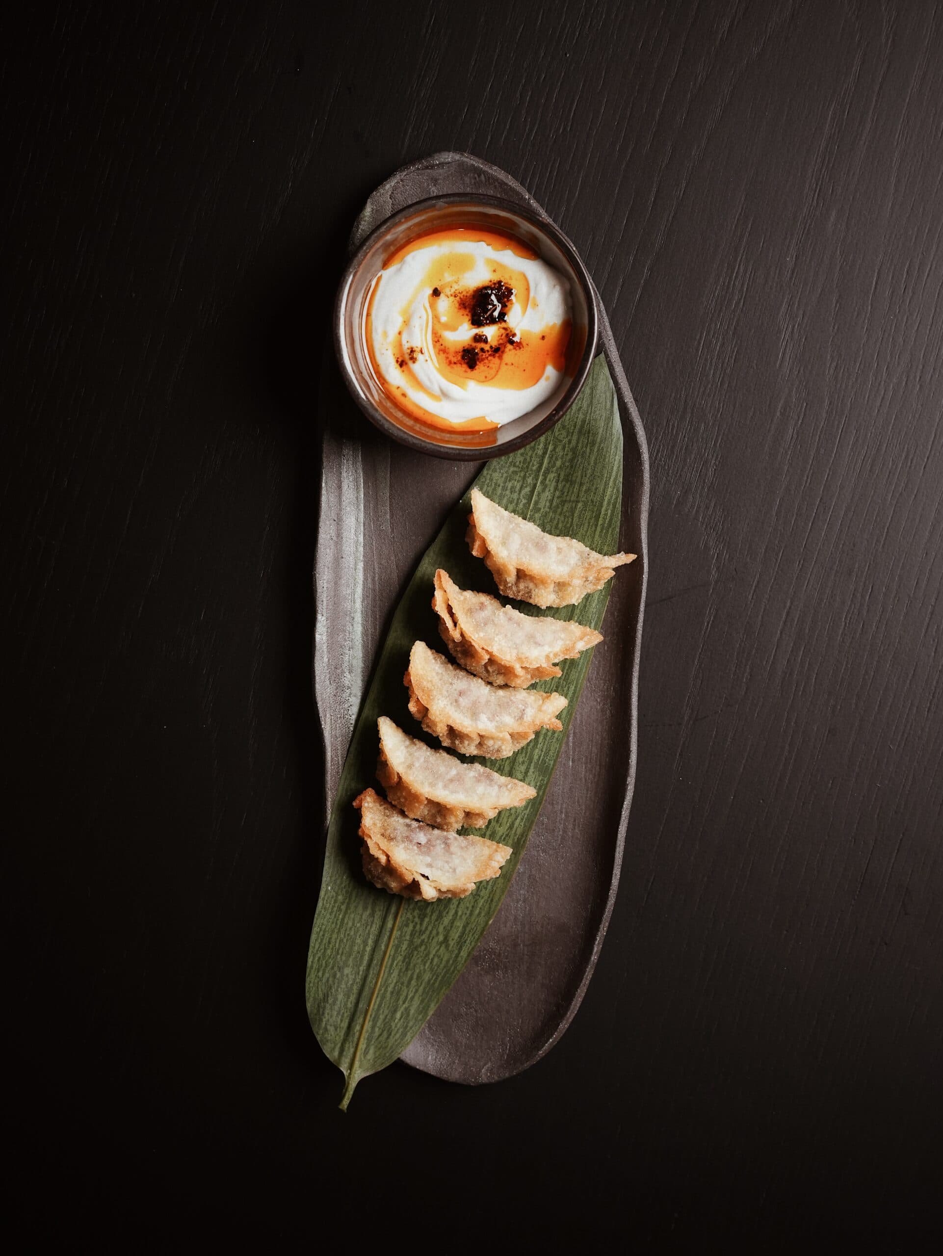 Gyoza, acı yağlı yoğurt ile